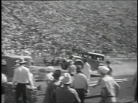 1939年，蒙太奇汽车在马戏团表演特技/洛杉矶，加利福尼亚视频素材