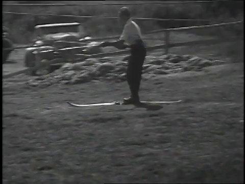 1939年，蒙太奇男子在长满草的山坡上滑雪/朗维尤，华盛顿视频素材