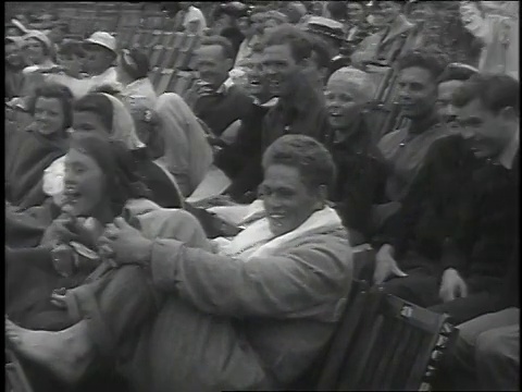 1939年，两名男子在水上表演中滑水/纽约，纽约视频素材