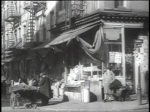 1939年，美国纽约，下东区街角的房屋委员会活动，行人从街头小贩处购买物品视频素材