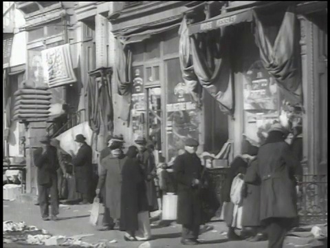 1939年，美国纽约，下东区街角，穿着大衣和帽子的行人正在散步视频素材