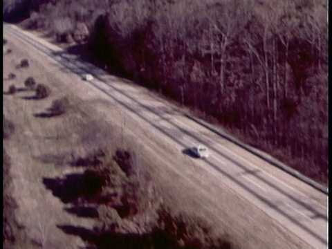 1960年代，在美国高速公路上，警察追赶超速的汽车视频素材