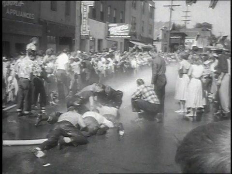 1951年，美国加利福尼亚州内华达市，观众观看时，相互竞争的消防公司连接水管并试图将对方吹走视频下载