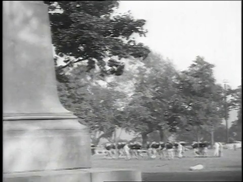 1951年，蒙太奇足球运动员在美国纽约西点军校训练视频素材