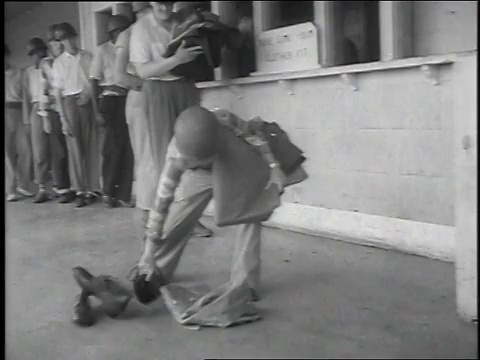 1951年，美国德克萨斯州圣安东尼奥，拉克兰空军基地的新兵们在领取补给视频素材