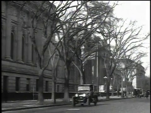 1916年，美国纽约，WS汽车、四轮马车和双层旅游巴士在街道上行驶视频素材