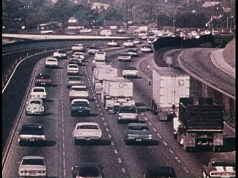 1977年，蒙太奇高速公路交通拥挤/美国视频素材