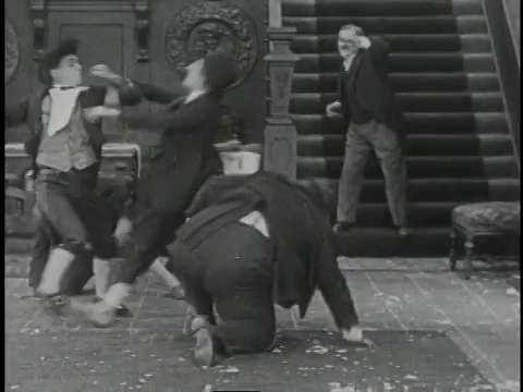 1920年，蒙太奇警察对一群人在房子里打架作出反应视频素材