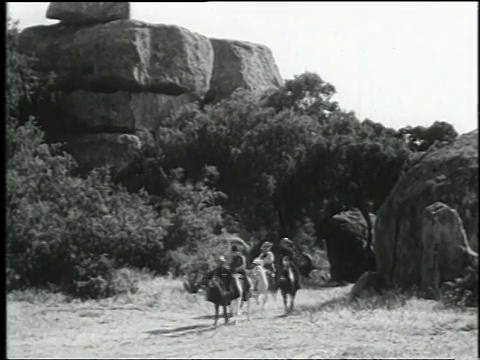 1938年，电影《Tiny Town》/美国，蒙太奇的亡命徒骑着小马向驿站马车开枪视频素材