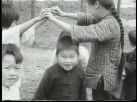 1932年，中国儿童和成人在玩桥牌游戏视频素材