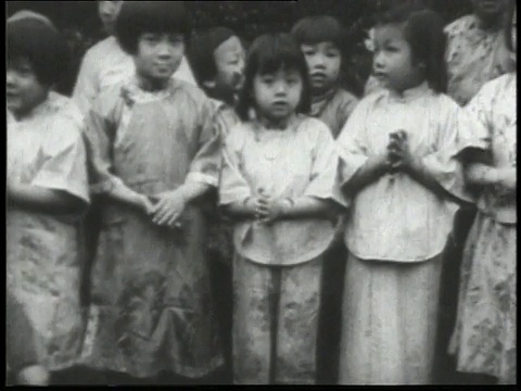 1932蒙太奇，一群孩子在舞龙表演中鼓掌/中国视频素材