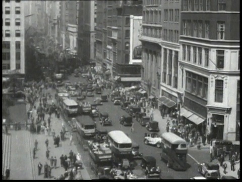 1932年，美国纽约曼哈顿第五大道上的交通和行人视频素材