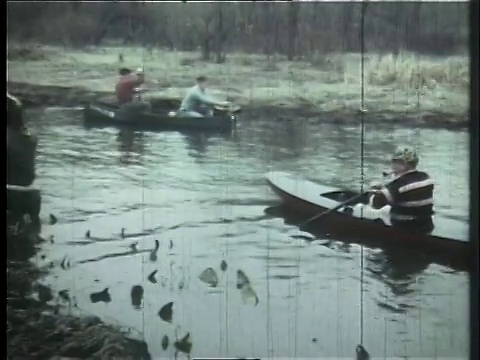 1966年，美国俄亥俄州凯霍加河上的TS人划着皮划艇和独木舟视频素材