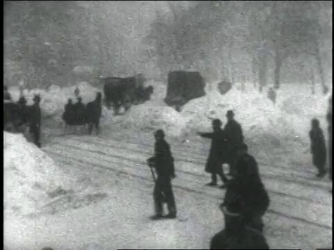 1904年，路过美国纽约的WS有轨电车来来去去，有轨电车，马车和行人视频素材