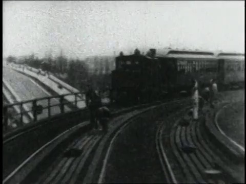 1904年，美国纽约，POV在铁轨上驾驶一列火车，而另一列火车正从相反方向经过视频素材