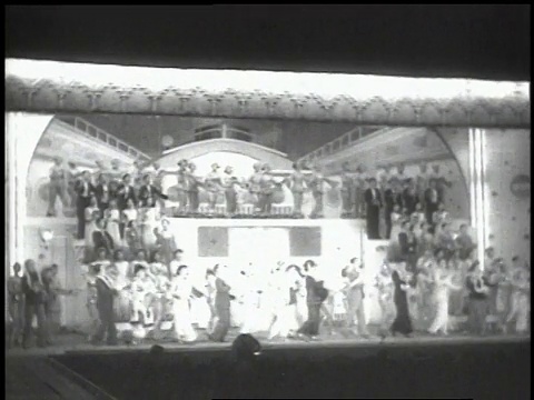 1939年WS在舞台上的表演包括游行和舞蹈，然后帷幕闭合/日本视频素材