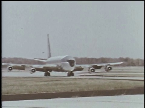 1960年代蒙太奇空中交通管制员监控飞机降落和起飞/杜勒斯，弗吉尼亚州，美国视频素材