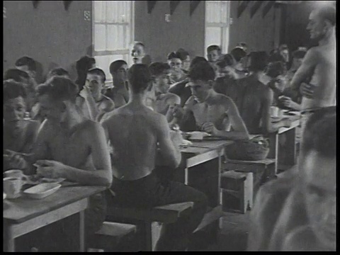 1934年蒙太奇男子在民间保护队食堂用餐/美国视频素材