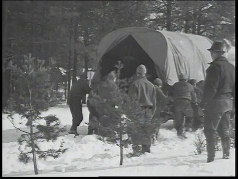 1934卡车在雪中行驶，一辆卡车被困在雪中，人们把它推下道路视频素材