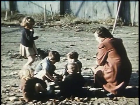 1938年，蒙太奇年轻女性与儿童玩耍/美国康涅狄格州纽黑文视频素材