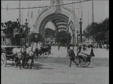 1900年8月29日，法国巴黎，马车和行人穿过繁忙的十字路口视频素材