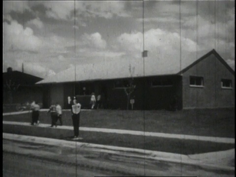 1950年，美国俄亥俄州韦恩市，蒙太奇儿童在新建的空房子上学视频素材