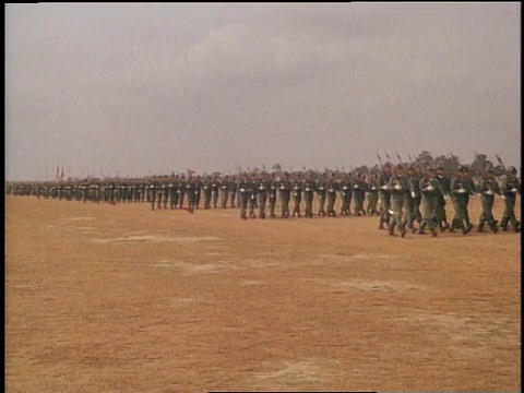 1967年，美国肯塔基州坎贝尔堡，WS士兵列队穿过战场视频素材