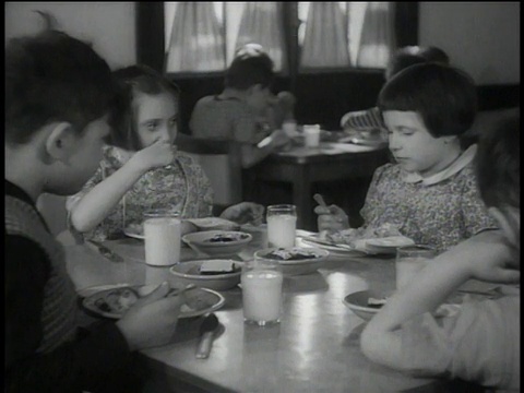 1946年，多发性硬化症儿童在学校食堂吃饭视频素材