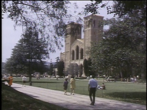 1968蒙太奇加州大学洛杉矶分校学生生活与学生散步和闲逛/洛杉矶，加利福尼亚，美国视频素材