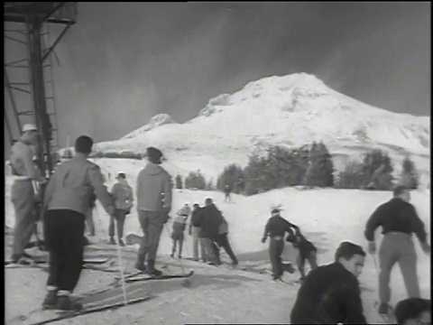 1952年，在美国俄勒冈州胡德山，蒙太奇滑雪者被牵引绳拉着视频素材