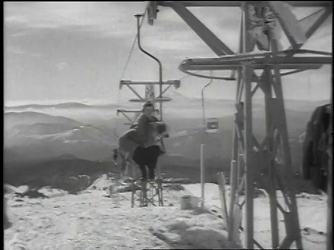 1952年，蒙太奇人在美国俄勒冈州胡德山滑雪视频素材