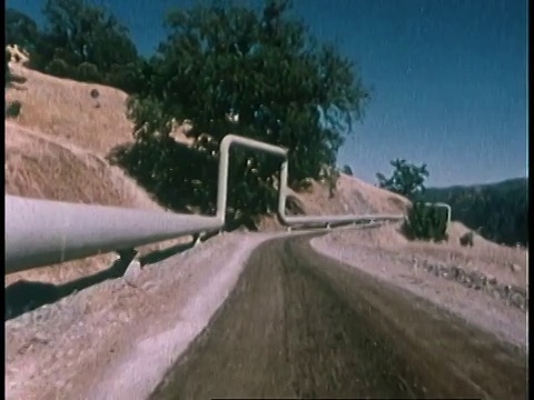 1978年POV从车辆行驶的道路/美国视频下载