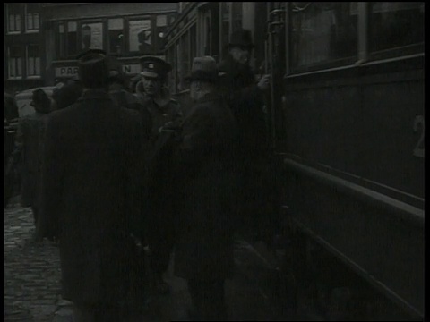 1938年，人们登上电车/荷兰阿姆斯特丹视频素材