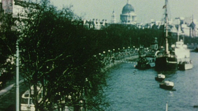 1956年PAN泰晤士河和堤岸，行人穿过街道/英国伦敦视频素材