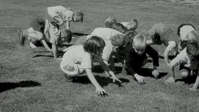 1940蒙太奇儿童在学校休息期间翻滚和玩耍视频素材