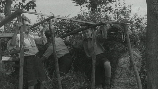 1947蒙太奇一群男孩正在修理和建造栏杆/英国视频素材