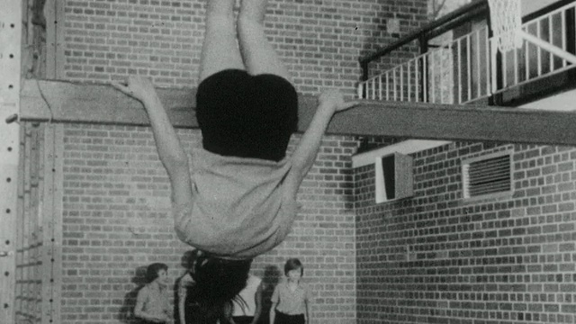 1962蒙太奇学生在荷兰公园学校练习体操和打篮球，英国伦敦视频素材