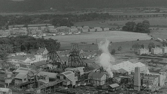 1954年蒙太奇煤矿和煤矿机械被矿工使用/联合王国视频素材