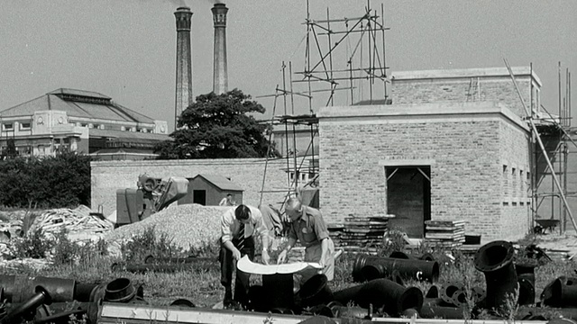 1948年，蒙太奇供水管道和过滤床正在建造/英国伦敦视频素材