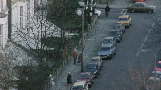 1983年，英国伦敦肯特镇儿童玩耍和行人行走的蒙太奇街景视频素材