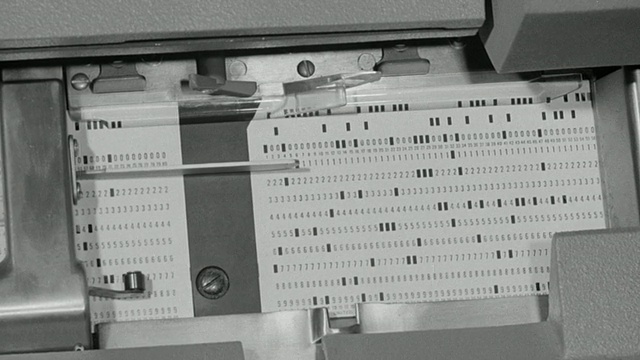 1969蒙太奇主机和技术人员处理计算机穿孔卡/英国视频素材