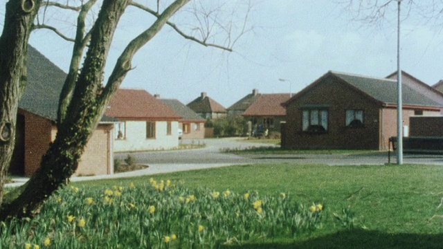 1983年，带有小型独立住宅的MONTAGE社区/ Lowestoft，英国，英国视频素材