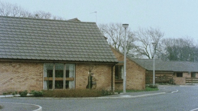 1983年，MONTAGE平房在辅助生活社区/ Penwortham，英国，英国视频素材