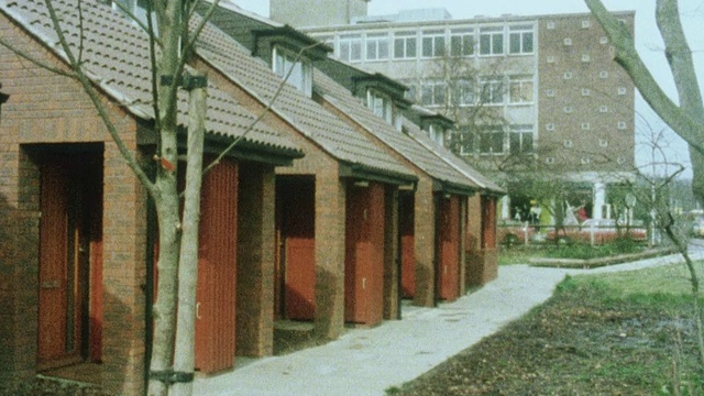 1983年，英国伦敦，MONTAGE Bungalows辅助生活社区视频素材