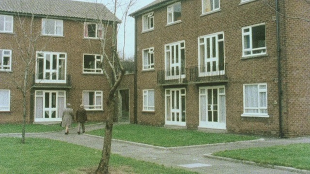 1983 MONTAGE Flats and council housing，叙述者讨论为老年人寻找合适住房的问题/联合王国视频素材