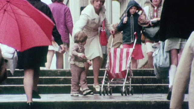 1976年，蒙太奇地铁系统为行人交通在城市/伯明翰，英国视频素材