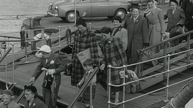 1956年蒙太奇乘客登上渡轮/苏格兰，英国视频素材