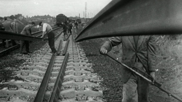 1965年，蒙太奇铁路工人维护铁轨，火车车轮沿着铁轨疾驰，Beeching博士(英国)解说视频素材