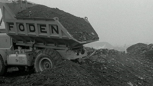 1954年TS福登自卸卡车倒车和倾倒货物/英国阿克赖特视频素材