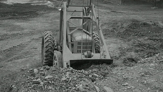 1954年，在性能测试期间，B/W前置装载机向自卸卡车倾倒泥土，英国阿克赖特视频素材